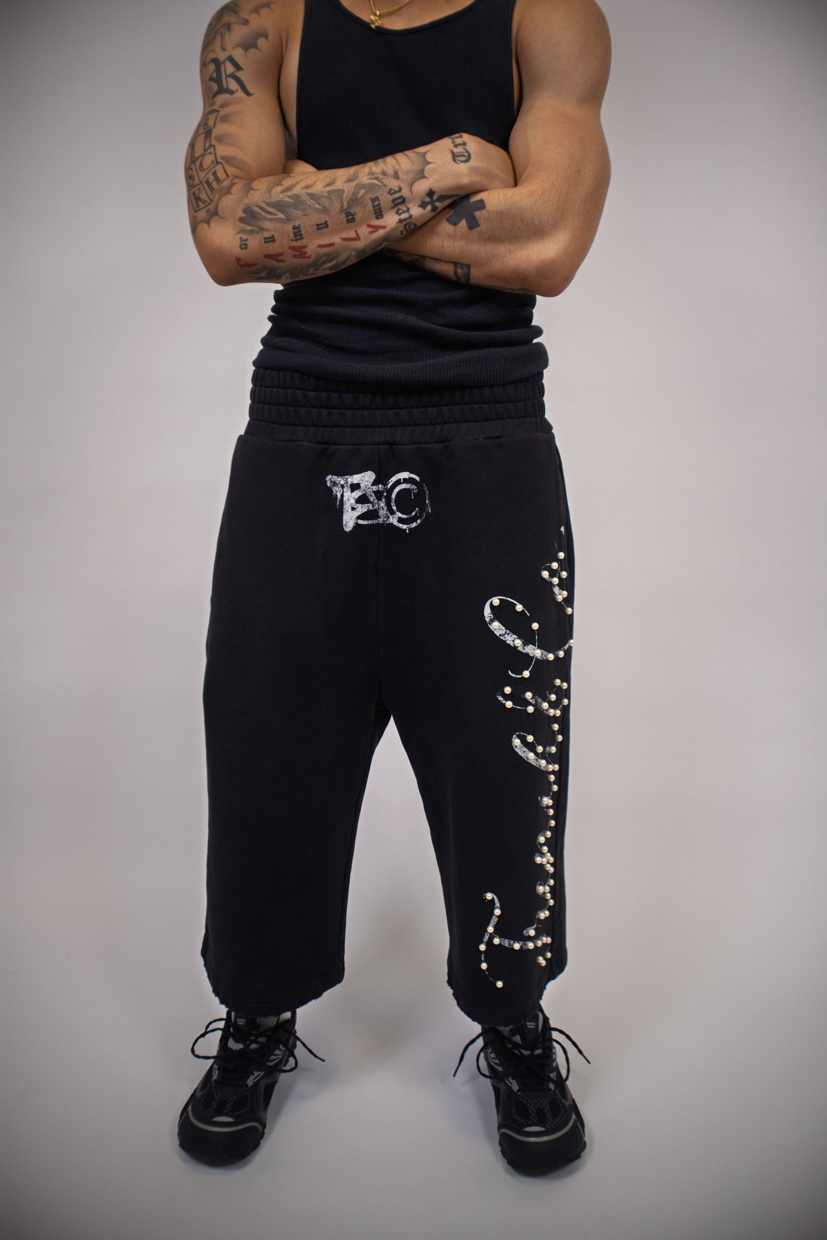 "T&C" BLACK 3/4 OVERSIZED SHORTS
