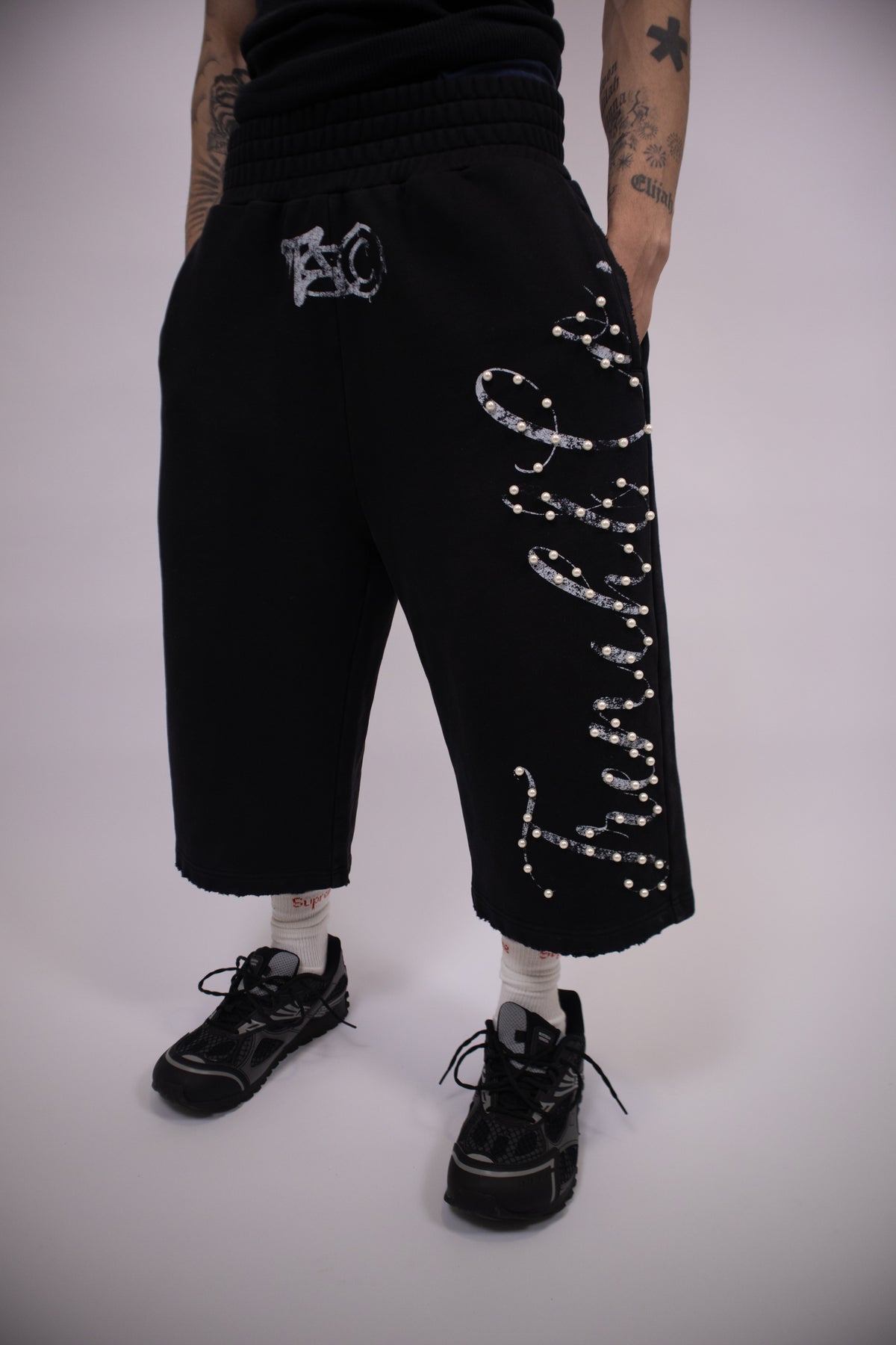 "T&C" BLACK 3/4 OVERSIZED SHORTS